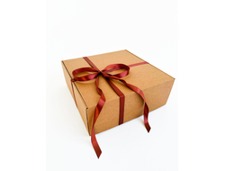 Большая подарочная коробка GILEV 37х37х14см с наполнителем и коричневой лентой