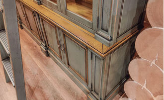 Библиотека модульная закрытая, с лестницей.