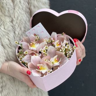 Цветочное сердце с орхидеями