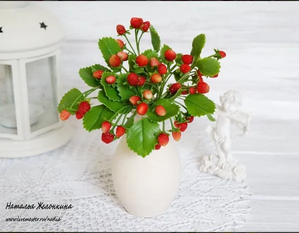 Работа Натальи Желонкиной. Использован молд "Лесная земляника"