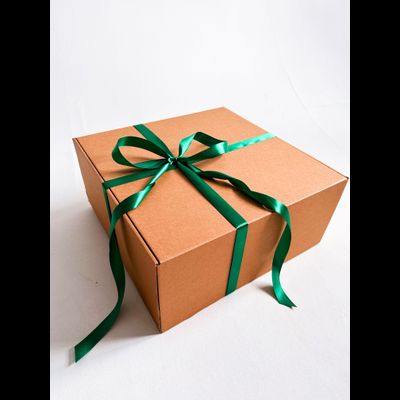 Огромная подарочная коробка GILEV 45х45х20см с зеленой лентой и наполнителем крафт