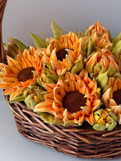 Корзина с зефирными подсолнухами