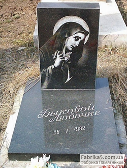 На фото маленький надгробный памятник на могилу черного цвета в СПб