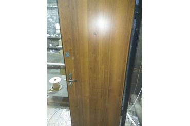 Дверь металлическая с отделкой внутренней части ламинированный лист.