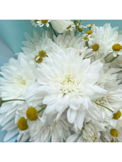 Букет из кустовой хризантемы и ромашек