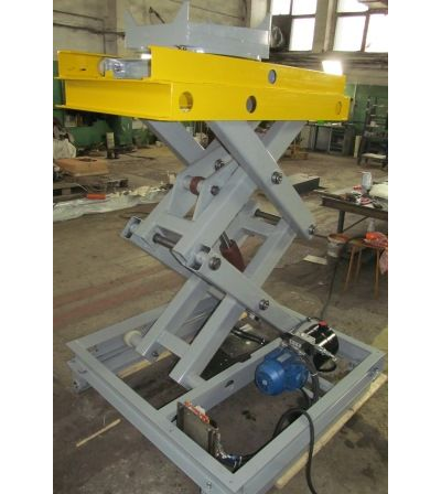 Ножничный подъемник для съема двигателя троллейбуса