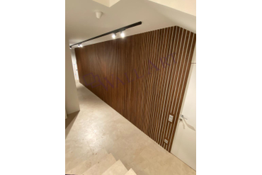 На фото смонтированные рейки из массива дуба. Сечение - 37*20мм, длина - 3000мм. Сращенный материал, покрытие - тон/лак, со скрытым крепежом. Цвет - "под орех". Одинцовский район, Московская область. Монтаж наш.