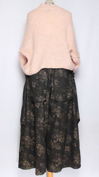 БРЮКИ-ЮБКА джинс-гобелен "КРЕАТИВНЫЕ КАРМАНЫ" размытые цветы черные, синии  р.46-54