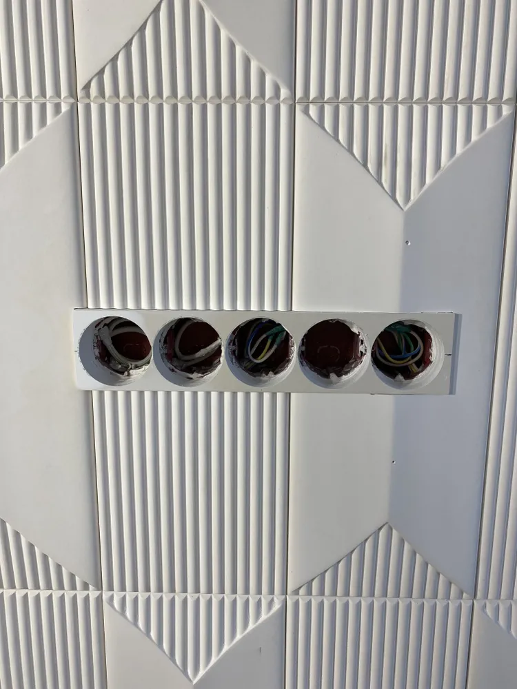 Получилось довольно аккуратно. При правильно подготовленных шаблоне и площадке под розетки, все должно вставать очень плотно. Миллиметр в миллиметр ;)