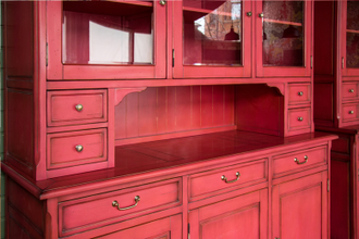 Буфет с верхней надстройкой со стеклом на цоколе.