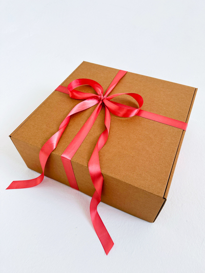 Большая подарочная коробка GILEV 37х37х14см с персиковой лентой и наполнителем крафт