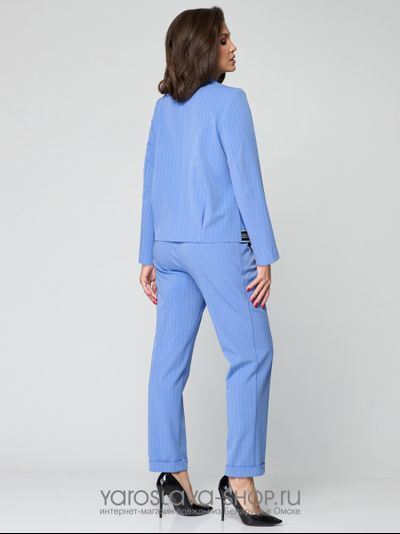 Женский брючный костюм голубого цвета в полоску