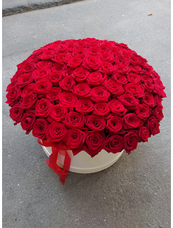 Огромный букет роз, большой букет роз, красные розы в шляпной коробке