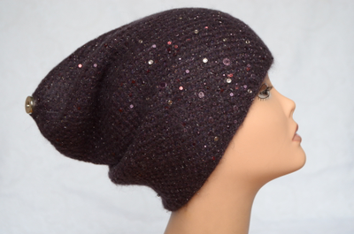 Вязаная шапка сливовая женская с пайетками и украшениями фото