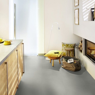 Виниловый пол Wineo 800 Tile L Solid Light DB00101-3 в интерьере кухни