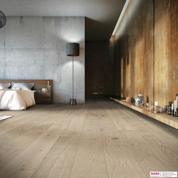 Декор паркетной доски Haro Дуб Песочно-Серый Маркант структур 535449 в интерьере комнаты