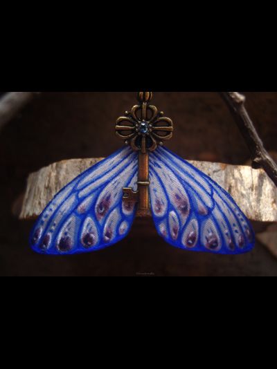 "Ключик от неба", бохо-подвеска с сапфиром и шёлковыми крылышками феи