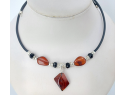 Колье на пружине с янтарем и бижутерией