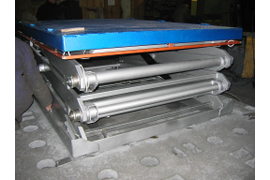 Ножничный подъемный стол в собранном положении