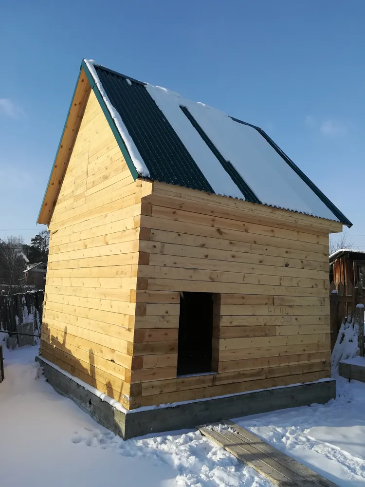 Сруб 4 на 4,  на ленточном фундаменте, кровля профнастил