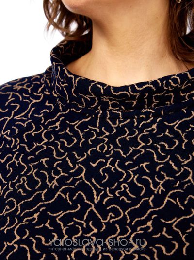 Женское трикотажное платье прямого силуэта в синем цвете