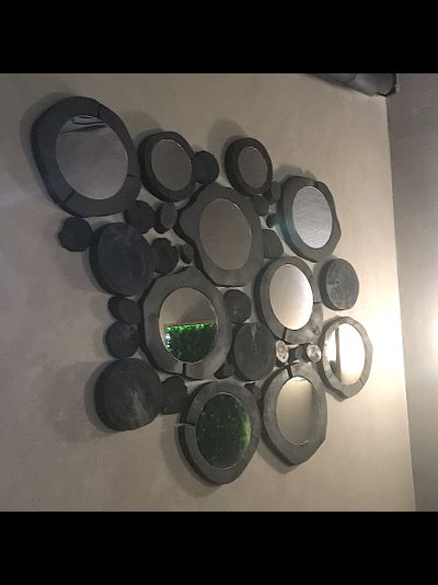 декор стены из спилов с зеркалами