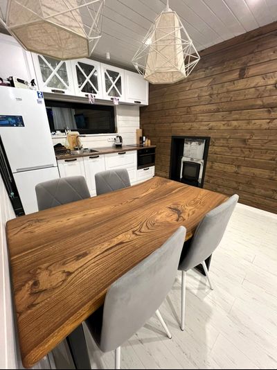 стол из карагача с природным краем в темной тонировке