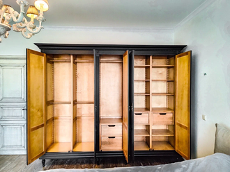 Шкаф для одежды пятистворчатый.