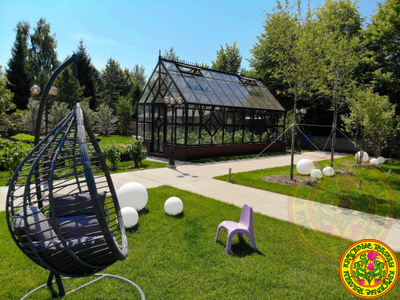 Теплица из стекла и алюминия в классическом стиле Альбион на участке в коричневом цвете