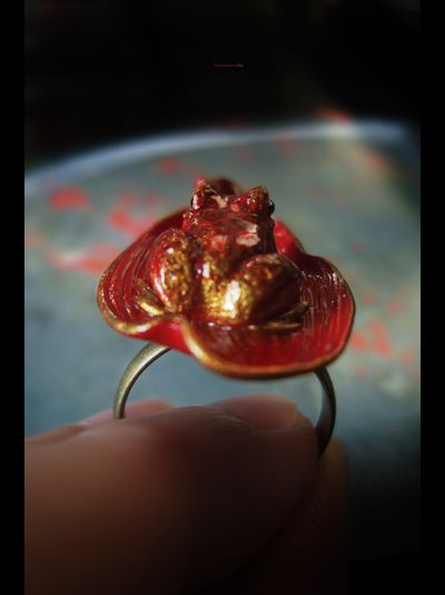 Кольцо с лягушкой на лепестке Червонной Муравы