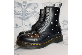 Черные ботинки DR. Martens из натуральной кожи подойдут к любому образу и представлены в размере от 36 до 45.