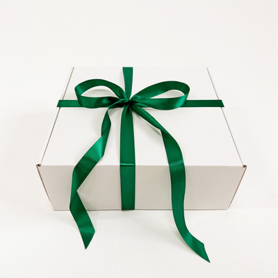2 штуки - Подарочная коробка GILEV 32x32x12см с зеленой лентой и наполнителем
