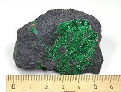 Уваровит кристаллы на породе, Урал (55*40*27 мм, 107 г) №25859