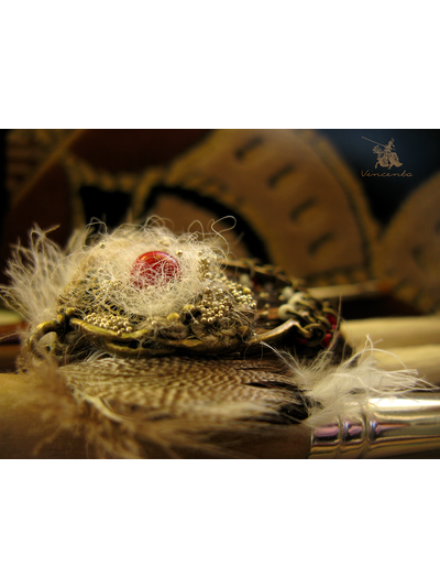 &quot;Робин Гуд. Легенда Шервуда&quot;. Украшение - заколка с перьями и золотым микробисером