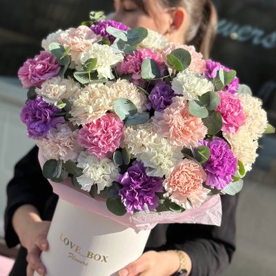 Букет из диантусов в шляпной коробке