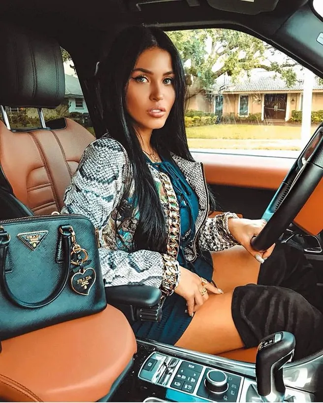 Работа для уверенных в себе девушек.