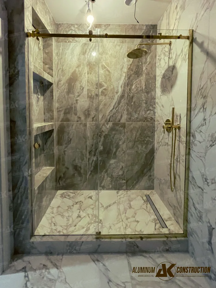 Перегородка душевая купе, из каленого прозрачного стекла 8 мм и фурнитурой под золото. Прекрасно выполняет свои функции и экономит пространство в комнате гигиены
