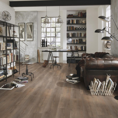 Виниловый пол Wineo 600 Wood XL NewYorkLoft RLC197W6 в интерьере гостиной