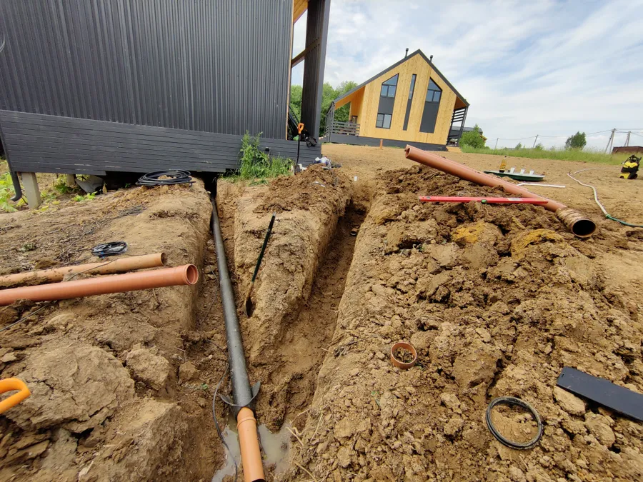 К септику идут две трубы, из дома и из бани