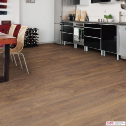 Декор ламината Haro Дуб с янтарной сердцевиной 538656 в интерьере кухни