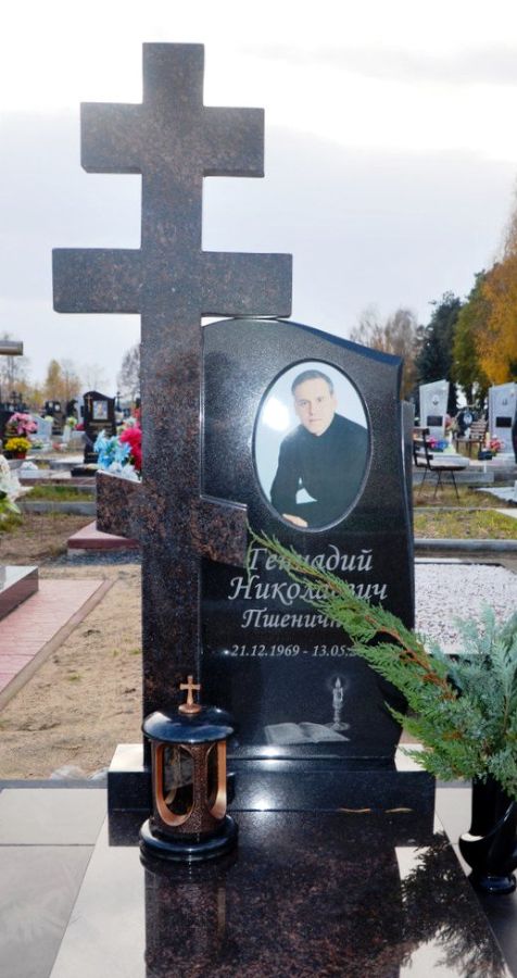 христианский памятник с крестом на могилу