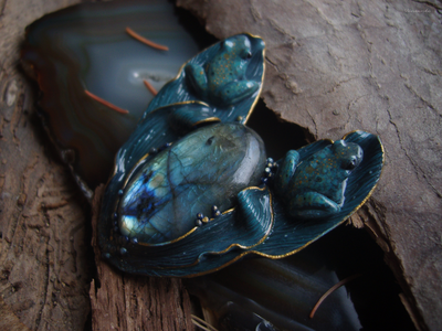 "Хранители озера Сбывающихся Грёз", коллекционная брошь с лабрадоритом и лягушками