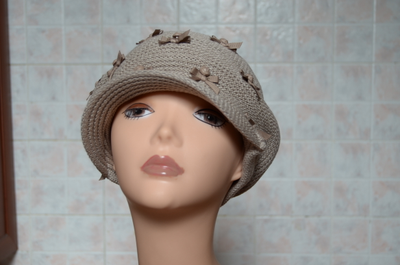 бежевая женская кепка