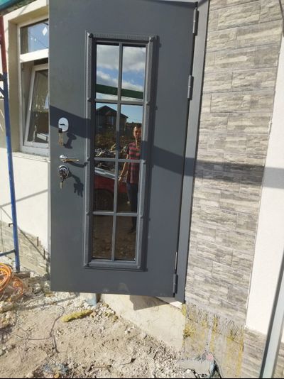 АГОРА 95 (ТРЕХКОНТУРНАЯ). МУАР СЕРЫЙ/ БЕЛЫЙ МАТОВЫЙ. ДВУХКАМЕРНЫЙ СТЕКЛОПАКЕТ. НАДЕЖНАЯ ВХОДНАЯ ДВЕРЬ