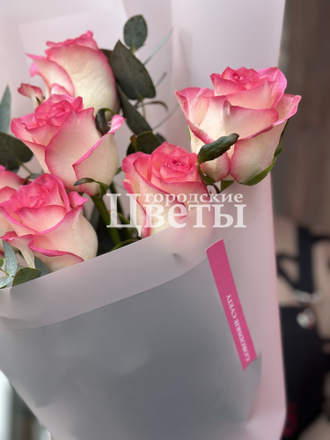 Букет из 7 роз "Джумилия" с эвкалиптом