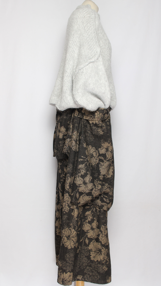 БРЮКИ-ЮБКА джинс-гобелен "КРЕАТИВНЫЕ КАРМАНЫ" крупные цветы синии, черные р.46-54