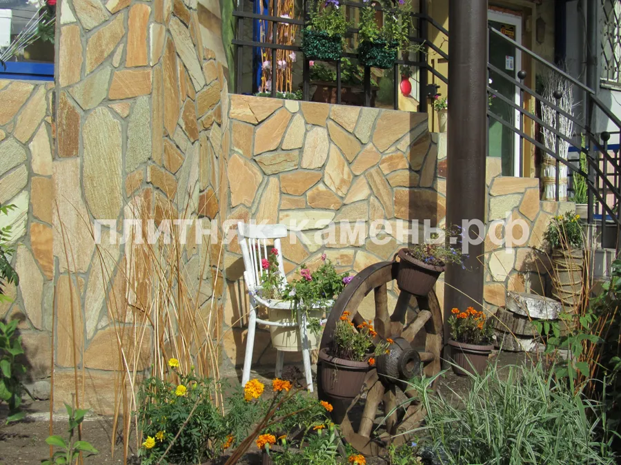 облицовка натуральным камнем входной группы магазина