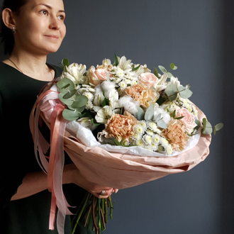 БУКЕТ ИЗ КУСТОВЫХ ХРИЗАНТЕМ, ГВОЗДИК НЕЖНО-КРЕМОВЫХ, РОЗ РОЗОВЫХ, АЛЬСТРОМЕРИЙ, ХЛОПОК И ЗЕЛЕНИ ЭВКАЛИПТА - (АРТ. С67)