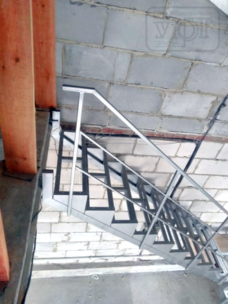 мк №9. металлический каркас лестницы из профильной трубы с ограждением