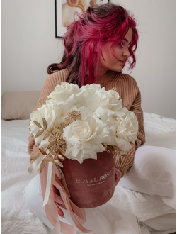 Кружевные розы в коробке с золотом